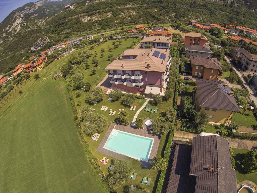 Park Hotel Eden Torbole Sul Garda Bagian luar foto