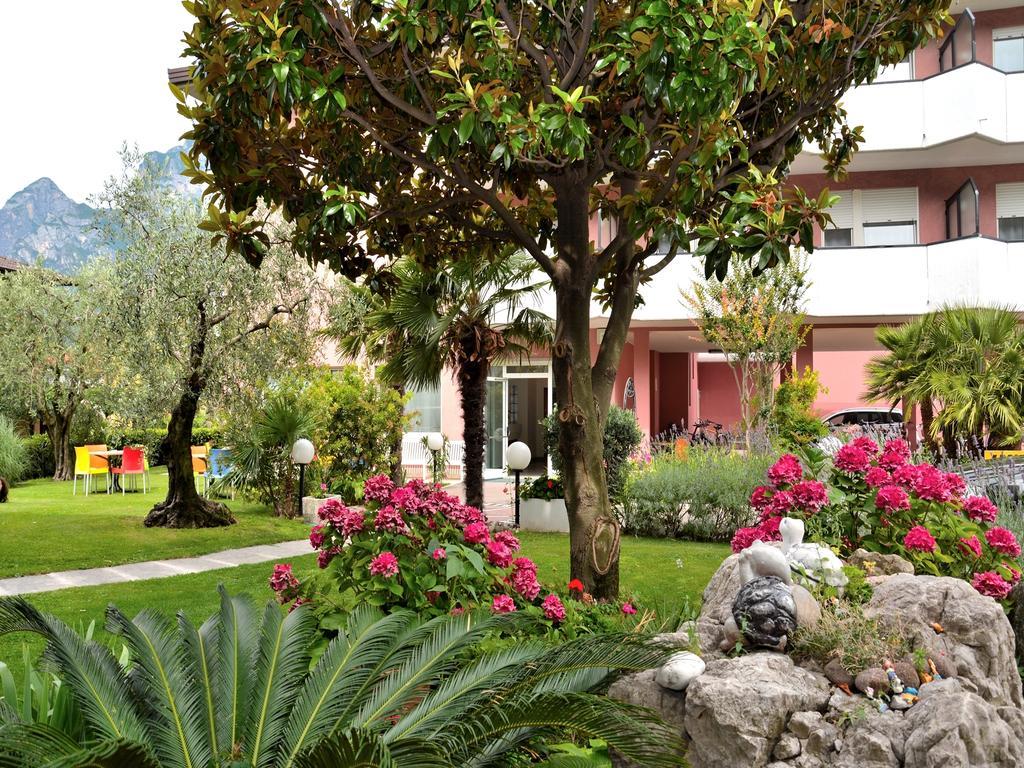 Park Hotel Eden Torbole Sul Garda Bagian luar foto