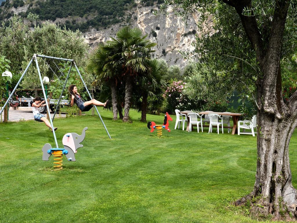 Park Hotel Eden Torbole Sul Garda Bagian luar foto