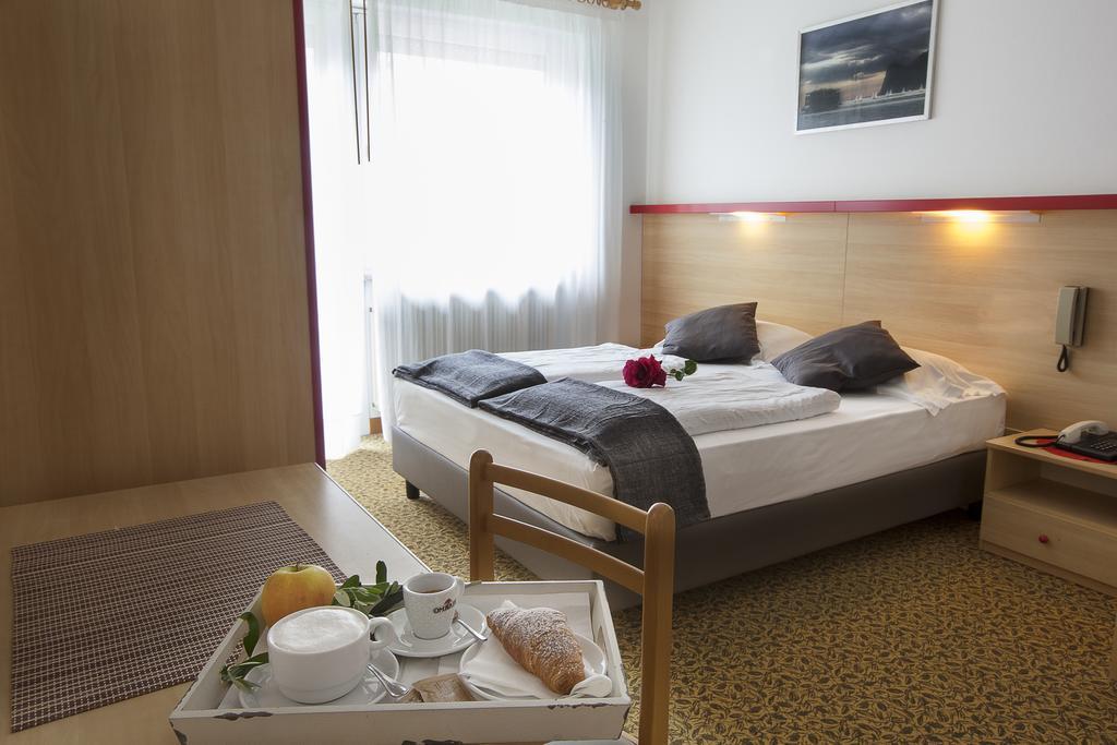 Park Hotel Eden Torbole Sul Garda Bagian luar foto