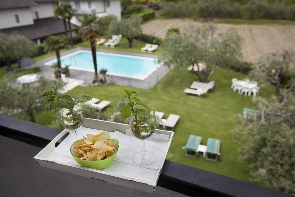 Park Hotel Eden Torbole Sul Garda Bagian luar foto