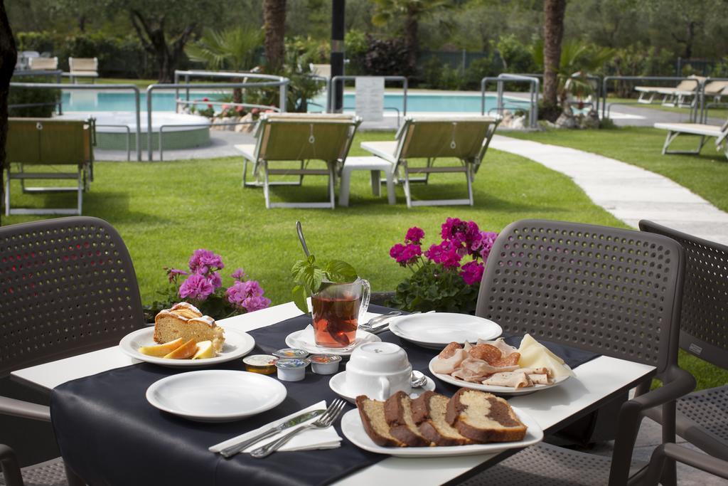 Park Hotel Eden Torbole Sul Garda Bagian luar foto