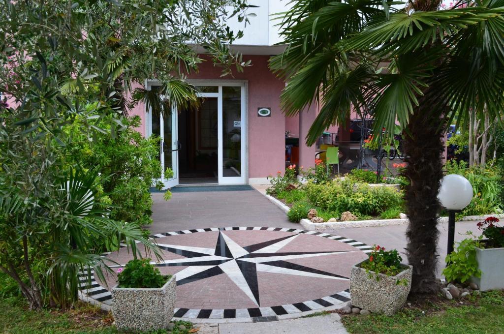 Park Hotel Eden Torbole Sul Garda Bagian luar foto