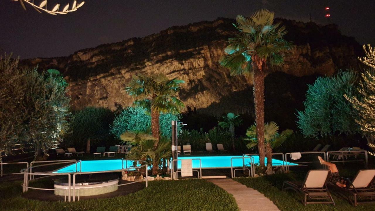 Park Hotel Eden Torbole Sul Garda Bagian luar foto